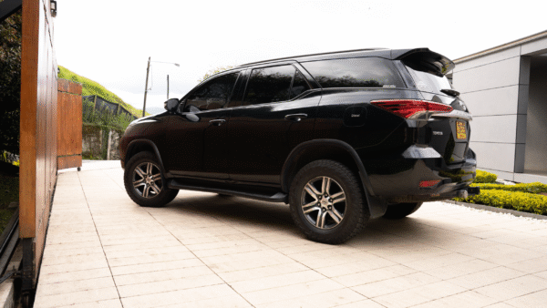 Luxury SUV Round Trip Medellín – 5–6 Passengers - Image 3