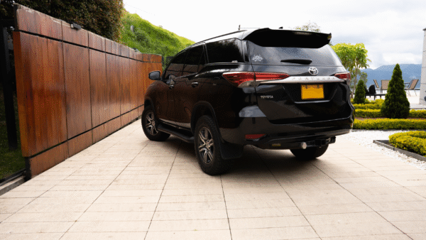 Luxury SUV Round Trip Medellín – 5–6 Passengers - Image 5