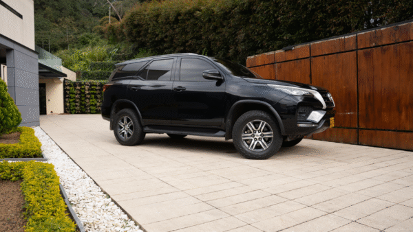Luxury SUV Round Trip Medellín – 5–6 Passengers - Image 4