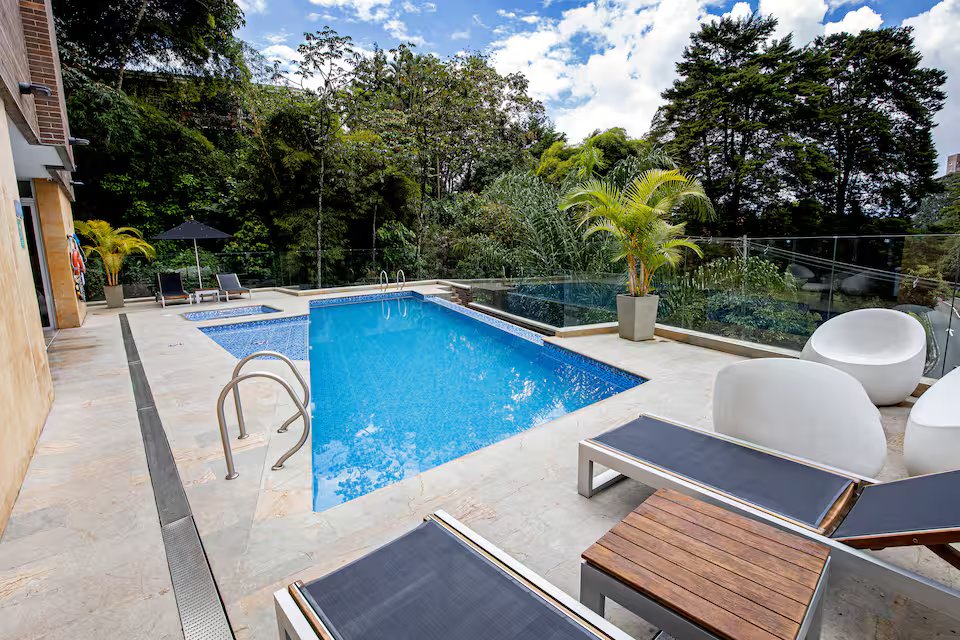 High-Rise Luxury Suite (1)