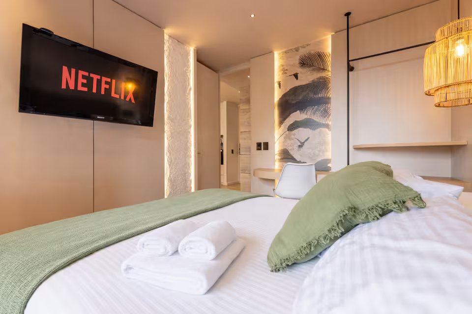 High-Rise Luxury Suite (14)