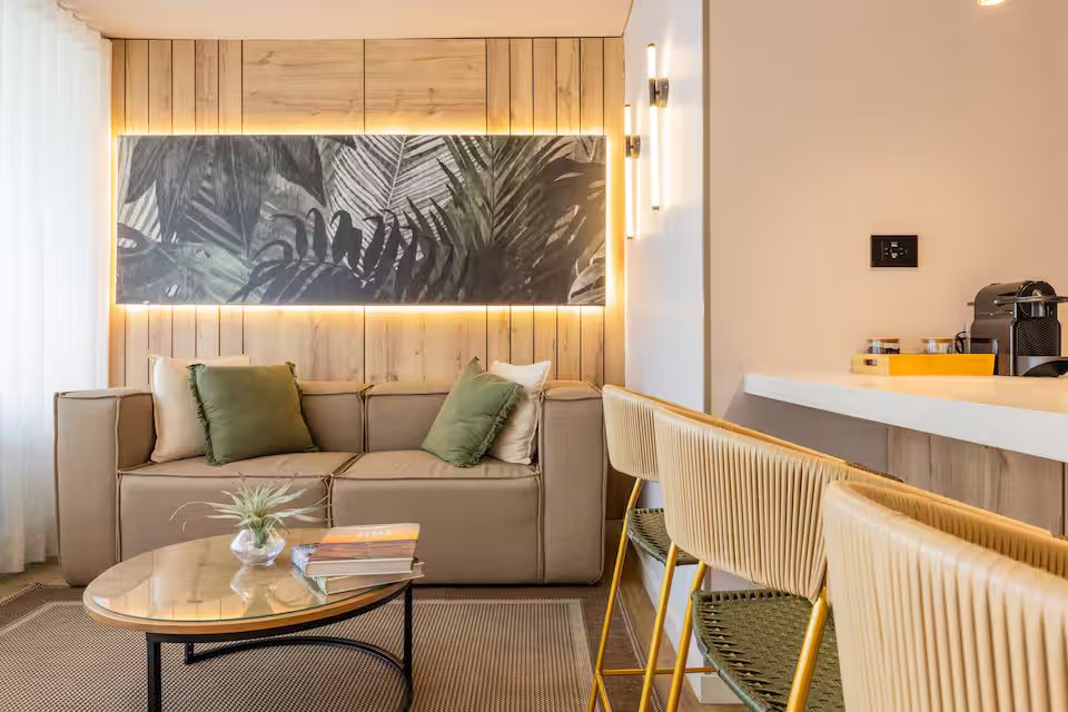 High-Rise Luxury Suite (2)